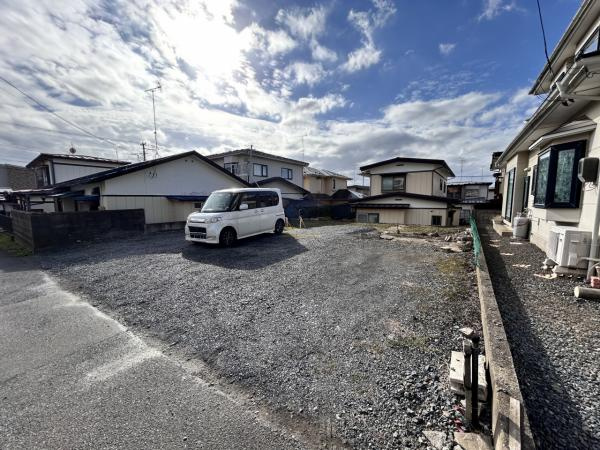 八戸市大字鮫町字ハン木沢の駐車場|【リフォーム前】駐車場です。
