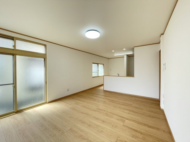 八戸市大字鮫町字ハン木沢の居間・リビング|【リフォーム済】約16帖のLDKにリフォームしたお部屋です。和室から洋風のリビングにリフォームしました。