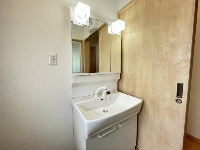 八戸市大字鮫町字ハン木沢の独立洗面台|【リフォーム済】新品交換した洗面化粧台は三面鏡タイプを採用しました。朝の支度がしやすく、見た目もすっきりします。