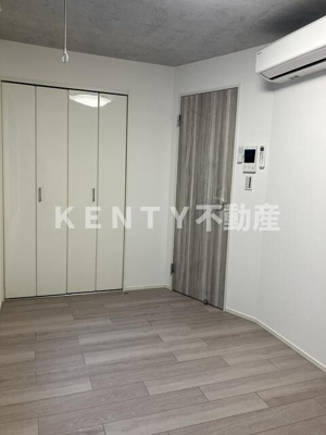 【居間・リビング】 | ＳＴＲＩＰＥＳ東大井 | こちらのリビングで趣味の時間をお楽しみください