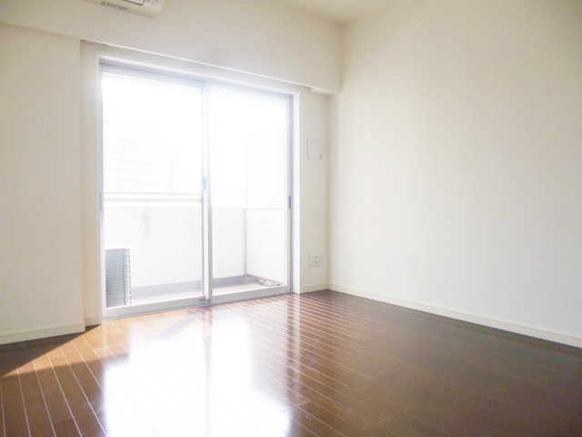 センテニアル王子神谷アネックスの居間・リビング|壁紙とフローリングが良い感じのお部屋です☆