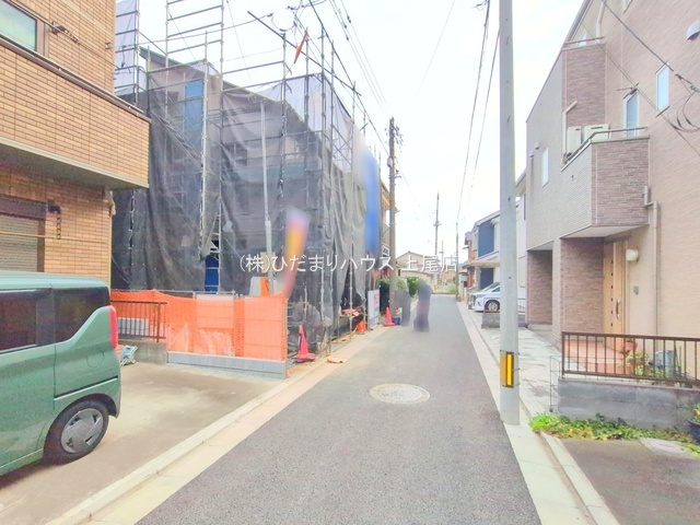 北区植竹町1丁目3期　新築戸建　ブルーミング01の前面道路含む現地写真