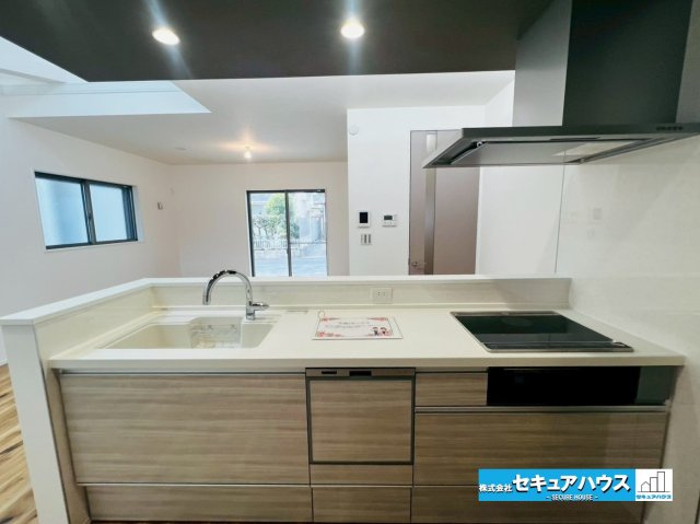 刈谷市野田町北菰神　全２棟のキッチン|【キッチン】
◆同時にたくさんの料理が調理できる3口コンロ。「焼く・蒸す・煮る」の工程を同時進行で進めることができるので、料理を素早く作ることができます。育児でバタバタ忙しいママに嬉しい♪　　　　　　