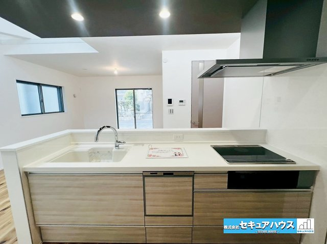 刈谷市野田町北菰神　全２棟のキッチン|【キッチン】
◆同時にたくさんの料理が調理できる3口コンロ。「焼く・蒸す・煮る」の工程を同時進行で進めることができるので、料理を素早く作ることができます。育児でバタバタ忙しいママに嬉しい♪　　　　　　