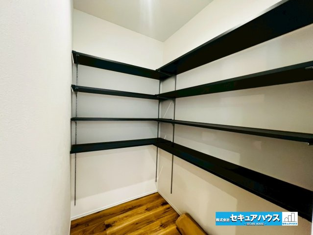 刈谷市野田町北菰神　全２棟の収納|【ウォークインクローゼット】
◆お洋服はもちろん、キャリーバッグやゴルフバッグなどの大きなお荷物を収納することができます。