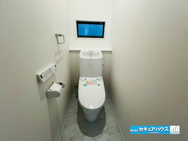 刈谷市野田町北菰神　全２棟のトイレ|【高機能トイレ】
◆高機能トイレの多くは便器のフタの開閉が自動であり、使用後に手動で水を流す面倒もなく非常に便利です。スタイリッシュな見た目で、お掃除しやすく、節水効果が高いです。　　　　　　　　　　