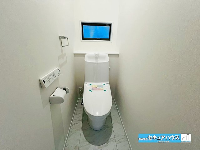 刈谷市野田町北菰神　全２棟のトイレ|【高機能トイレ】
◆高機能トイレの多くは便器のフタの開閉が自動であり、使用後に手動で水を流す面倒もなく非常に便利です。スタイリッシュな見た目で、お掃除しやすく、節水効果が高いです。　　　　　　　　　　