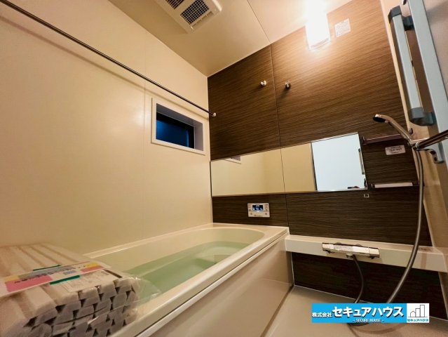 刈谷市野田町北菰神　全２棟の浴室|【浴室】
◆アクセントパネルで落ち着きのある雰囲気を演出します。毎日の疲れを癒やすバスタイムをお楽しみ下さい！
◆追い炊き機能付きのオートバスです。　　
◆窓付きで、カビの繁殖を抑える効果があります。