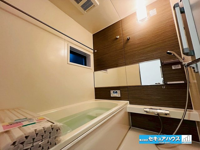 刈谷市野田町北菰神　全２棟の浴室|【浴室】
◆アクセントパネルで落ち着きのある雰囲気を演出します。毎日の疲れを癒やすバスタイムをお楽しみ下さい！
◆追い炊き機能付きのオートバスです。　　
◆窓付きで、カビの繁殖を抑える効果があります。