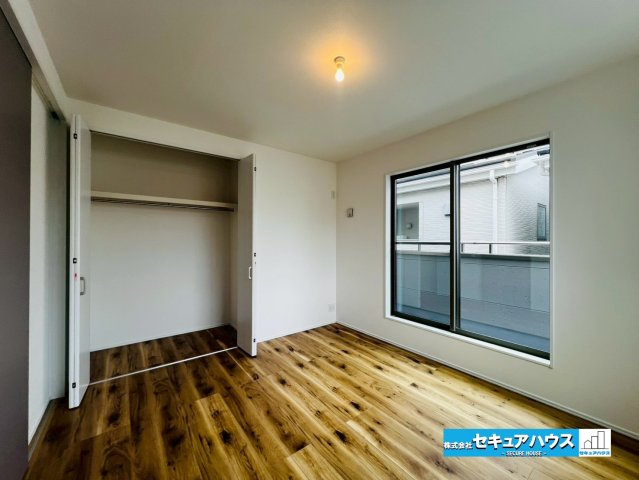刈谷市野田町北菰神　全２棟の洋室|【洋室7帖】
◆広々とした居住空間は日々の暮らしを彩り、心のやすらぎと満足感を与えてくれます。通風と採光を考慮した設計は子供たちはのびのび育ち、家族でくつろぎと団らんを生み出します。　　　　　　　　　