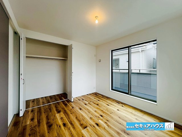 刈谷市野田町北菰神　全２棟の洋室|【洋室7帖】
◆広々とした居住空間は日々の暮らしを彩り、心のやすらぎと満足感を与えてくれます。通風と採光を考慮した設計は子供たちはのびのび育ち、家族でくつろぎと団らんを生み出します。　　　　　　　　　