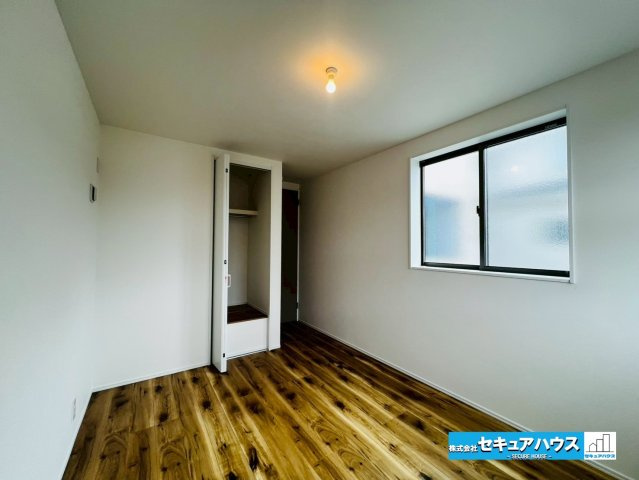 刈谷市野田町北菰神　全２棟の洋室|【洋室6.5帖】
◆家族一人ひとりの大切なプライベート空間。趣味に合わせて使って頂けるようシンプルに仕上げてあります。暮らし心地を大きく左右する収納を、適材適所に配置し使い勝手を考慮しました。　　　　