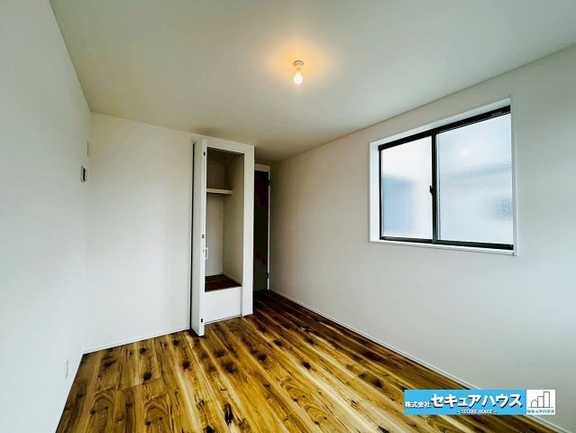 刈谷市野田町北菰神　全２棟の洋室|【洋室6.5帖】
◆家族一人ひとりの大切なプライベート空間。趣味に合わせて使って頂けるようシンプルに仕上げてあります。暮らし心地を大きく左右する収納を、適材適所に配置し使い勝手を考慮しました。　　　　
