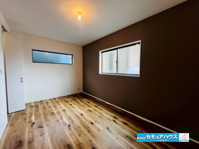 刈谷市野田町北菰神　全２棟の洋室|【洋室8帖】
◆お子様のお部屋や主寝室、来客時の宿泊室、趣味のお部屋としてもご利用いただけます♪
◆アクセントクロスによりお洒落な空間に仕上がっています。
◆ウォークインクローゼット付きのお部屋です。