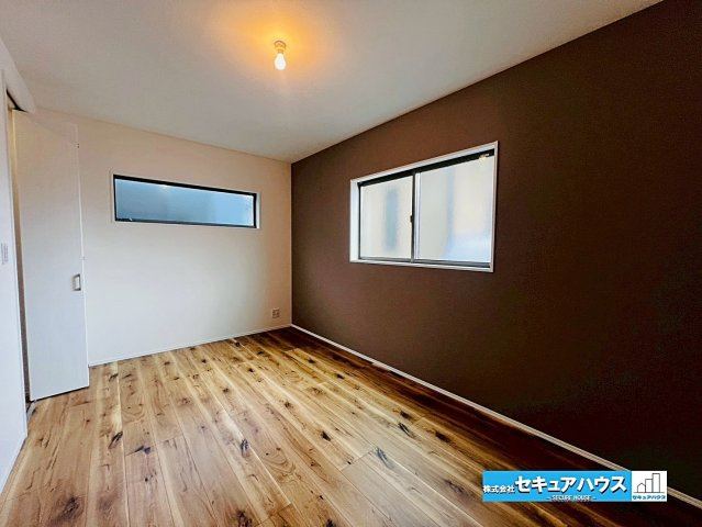 刈谷市野田町北菰神　全２棟の洋室|【洋室8帖】
◆お子様のお部屋や主寝室、来客時の宿泊室、趣味のお部屋としてもご利用いただけます♪
◆アクセントクロスによりお洒落な空間に仕上がっています。
◆ウォークインクローゼット付きのお部屋です。