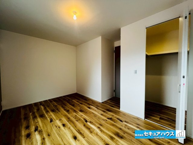 刈谷市野田町北菰神　全２棟の洋室|【ウォークインクローゼット】
◆お洋服はもちろん、キャリーバッグやゴルフバッグ等の大きなお荷物も収納できます♪
◆扉付きのウォークインクローゼットのため見えない収納できるのも嬉しいポイントです。　　　