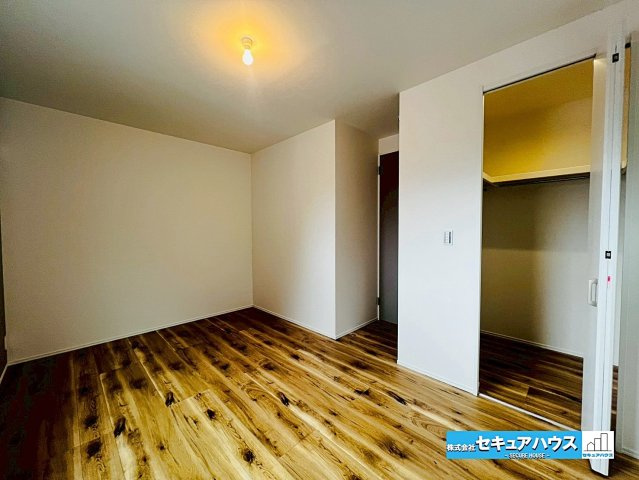 刈谷市野田町北菰神　全２棟の洋室|【ウォークインクローゼット】
◆お洋服はもちろん、キャリーバッグやゴルフバッグ等の大きなお荷物も収納できます♪
◆扉付きのウォークインクローゼットのため見えない収納できるのも嬉しいポイントです。　　　