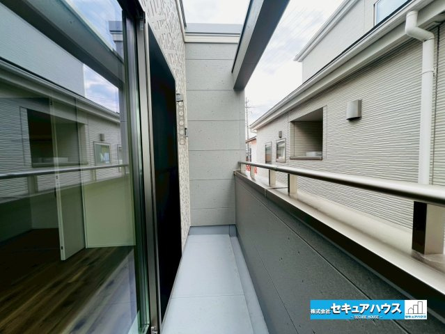 刈谷市野田町北菰神　全２棟のバルコニー|【バルコニー】
◆見晴らしもよく、太陽の温かな温もりをめいっぱい受け止めてくれます。
太陽の光と爽やかな風を受けたお洗濯物はあっという間に乾き、取りこむ時には太陽の匂いを感じられそうですね。　　　　　