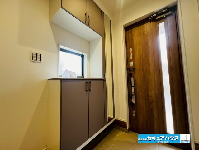 刈谷市野田町北菰神　全２棟の玄関|【玄関】
◆採光・通風にも配慮された設計で毎日明るい空間をキープします♪
◆シューズボックス付きのため玄関周りもスッキリと片付きます。
◆ダブルロックキーで防犯面も安心です。　　　　　　　　　　　　　