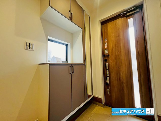 刈谷市野田町北菰神　全２棟の玄関|【玄関】
◆採光・通風にも配慮された設計で毎日明るい空間をキープします♪
◆シューズボックス付きのため玄関周りもスッキリと片付きます。
◆ダブルロックキーで防犯面も安心です。　　　　　　　　　　　　　