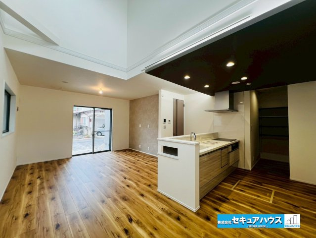 刈谷市野田町北菰神　全２棟の居間・リビング|【LDK17.7帖】
◆通学から帰宅し、リビングルームで会話を楽しむ子ども達。リビングから臨む景色は太陽色に染まり、解放感溢れゆったりとしたひと時を過ごすことが出来る素敵な空間です。　　　　　　　　　