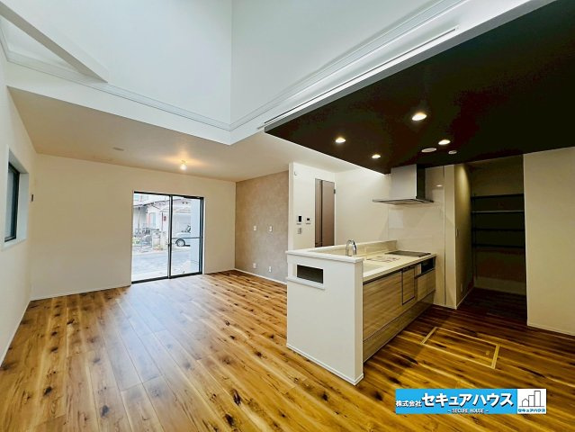 刈谷市野田町北菰神　全２棟の居間・リビング|【LDK17.7帖】
◆通学から帰宅し、リビングルームで会話を楽しむ子ども達。リビングから臨む景色は太陽色に染まり、解放感溢れゆったりとしたひと時を過ごすことが出来る素敵な空間です。　　　　　　　　　