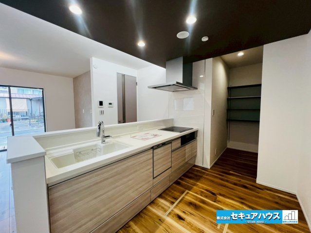刈谷市野田町北菰神　全２棟のキッチン|【キッチン】
◆広々としたキッチンの為家族で並んで料理することができます♪
◆対面式キッチンはリビングの様子を見ながら料理できます。
◆洗い物の時短に繋がる食洗機付きです。　　　　　　　　　　　　　　