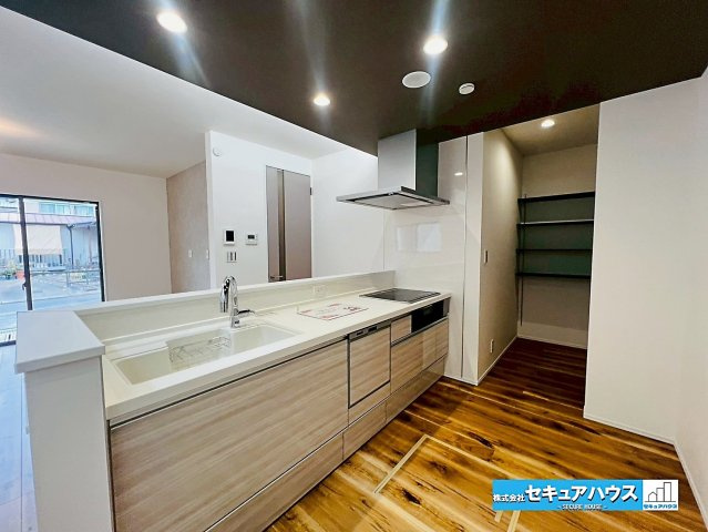 刈谷市野田町北菰神　全２棟のキッチン|【キッチン】
◆広々としたキッチンの為家族で並んで料理することができます♪
◆対面式キッチンはリビングの様子を見ながら料理できます。
◆洗い物の時短に繋がる食洗機付きです。　　　　　　　　　　　　　　
