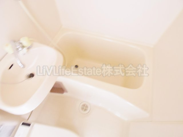 小平市小川東町４丁目の賃貸マンションの浴室