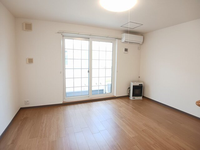 シティフォレスト８２の居間・リビング|こちらのリビングで趣味の時間をお楽しみください