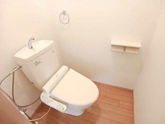 エステート２３７のトイレ|清潔感のあるトイレです