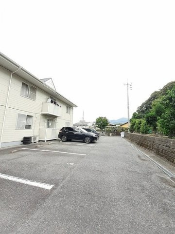 アーバン落合Ⅲの駐車場|車をお持ちの方に嬉しい駐車場付きの物件です