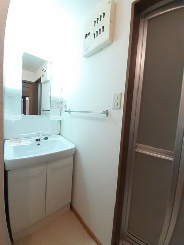 アーバン落合Ⅲの洗面所|ゆったりとスペースのある洗面所