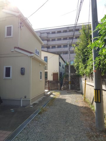 神戸市中央区籠池通4丁目戸建の前面道路含む現地写真