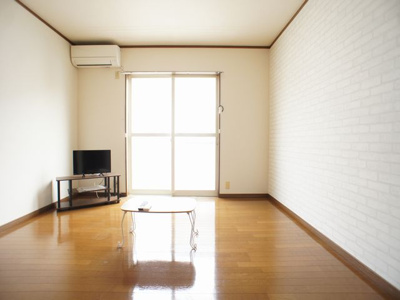 【居間・リビング】 | 桜ハイツA | 快適に過ごせるエアコンが付いています♪