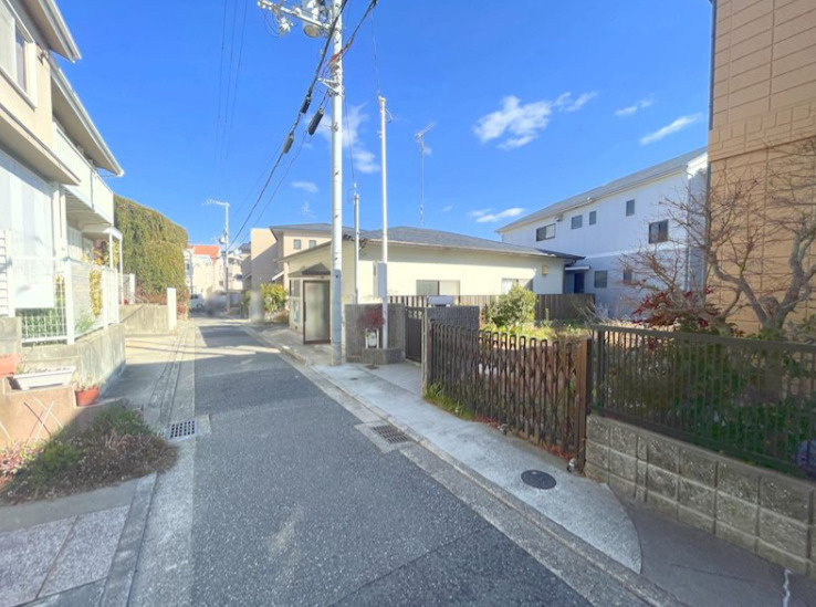 桜谷町 2号地 新築戸建の前面道路含む現地写真