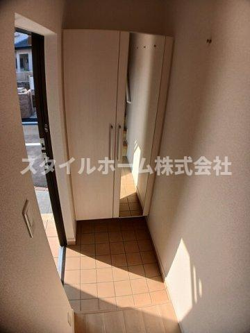 シュタットＡの玄関|収納もある玄関です