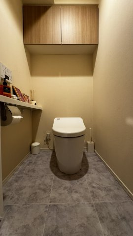 グランスイート白金高輪のトイレ|落ち着いた色調のトイレです