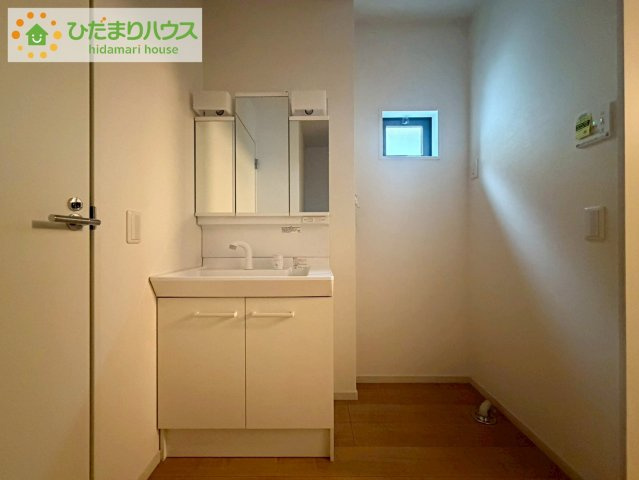 日立市東大沼町1期　新築戸建の独立洗面台|三面鏡の大きな鏡は憧れます(^^♪ 鏡の後ろは収納となっていて、細かいものでも収納できるのでスッキリと整理できます！