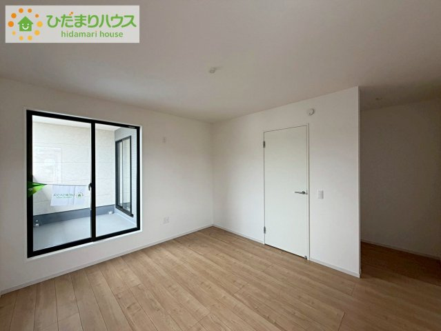 日立市東大沼町1期　新築戸建の寝室|バルコニーに面していて、たっぷり光りの入る明るい主寝室です！