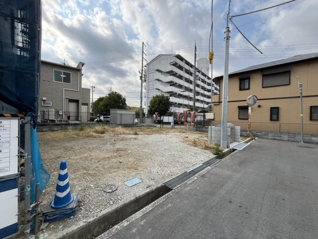 川西市加茂4丁目　売土地の周辺|南西側、幅員約6.0ｍの公道に接道しています。