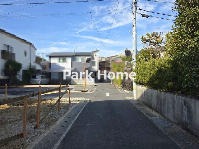 高知市長尾山町　新築戸建ての前面道路含む現地写真