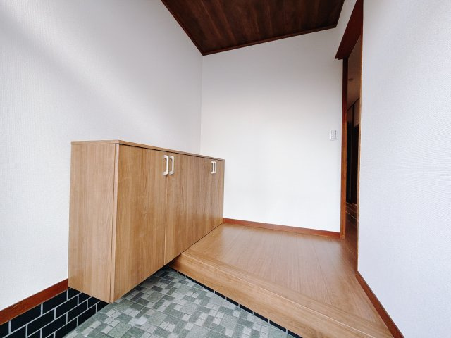 【中古戸建】前橋市日吉町1期の玄関|■玄関｜玄関には収納をご用意しております。増えていくご家族の靴もしっかり収納できるので安心です♪