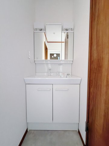 【中古戸建】前橋市日吉町1期の独立洗面台|■洗面室｜大きな鏡で朝の身支度もラクラク♪毎日の忙しい準備が楽しくなる洗面所です(^^♪