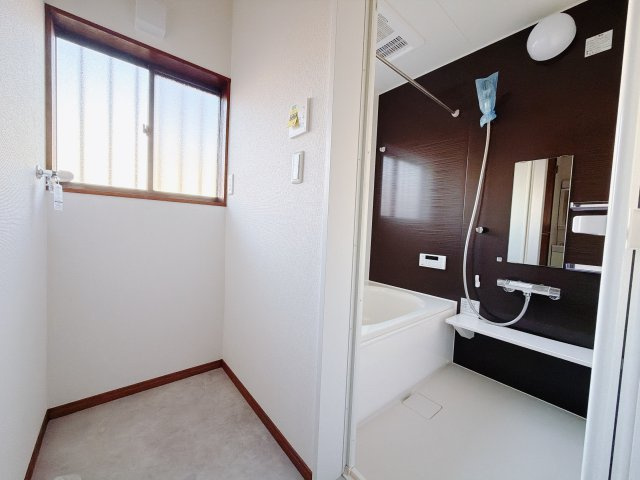 【中古戸建】前橋市日吉町1期の独立洗面台|■洗濯置き｜浴室の隣には、洗濯置きをご用意しております。室内に洗濯機を置けるのは安心ですよね♪