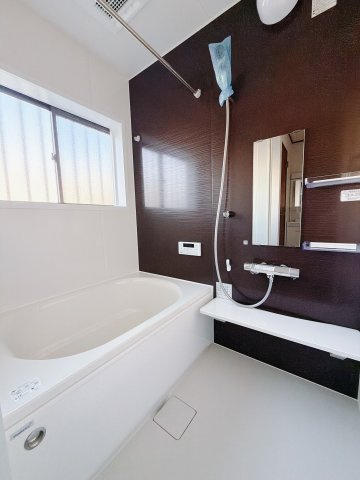 【中古戸建】前橋市日吉町1期の浴室|■浴室｜ゆったり足を伸ばせるサイズの浴室(*＾＾*)　夜間のお洗濯や、雨の日のお洗濯に大活躍の浴室暖房乾燥機付き！お子さまとの入浴の際に嬉しいエコベンチ浴槽付きです♪