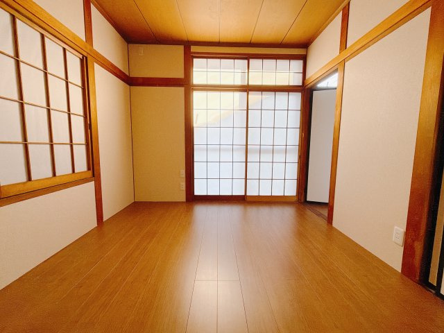 【中古戸建】前橋市日吉町1期の洋室|■洋室｜1階洋室には大きな窓をご用意しています。日中はあたたかな日差し差し込み自分時間も充実できますね＾＾