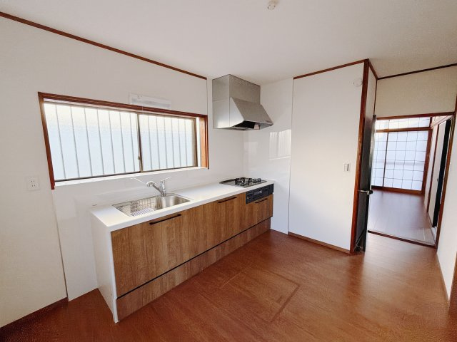 【中古戸建】前橋市日吉町1期のキッチン|■キッチン｜ワークトップの幅が広く、お子様といっしょにお料理をつくったり、ちょっとしたパーティーも楽しめます。フラットなのでお掃除がしやすいのもポイントです♪