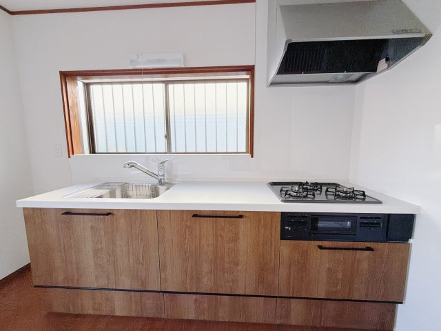 【中古戸建】前橋市日吉町1期のキッチン|■キッチン｜ワークトップ下には、圧力鍋やパスタ鍋などのかさばる調理器具もラクラク収納可能なスライド収納！ものが溢れがちなキッチン回りもスッキリきれいに管理ができます♪