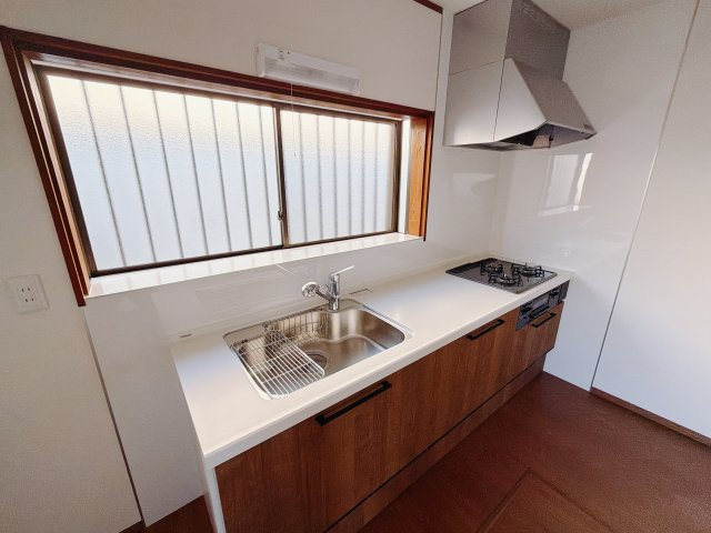 【中古戸建】前橋市日吉町1期のキッチン|■キッチン｜大きなお鍋や調理用具のも出し入れラクラクな収納がたっぷり！毎日使う場所だからこそ、無理のない姿勢で作業できるのは嬉しいポイントですね(*＾＾*)♪